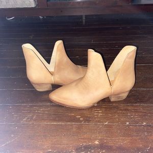 Free People - Charm Double V Ankle Boots - Tan Leather (39, 9)